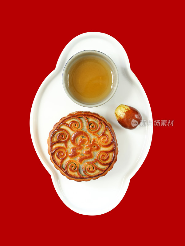 中式盘子上的中秋月饼和茶