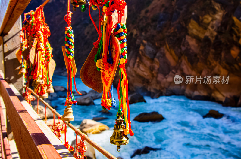 云南香格里拉虎跳峡景区少数民族装饰品
