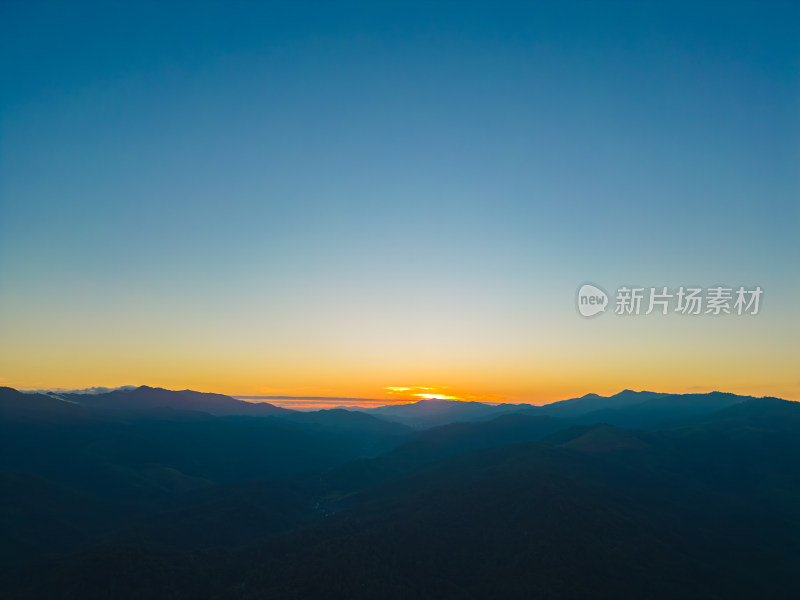 航拍日落时的夕阳高山天空景色