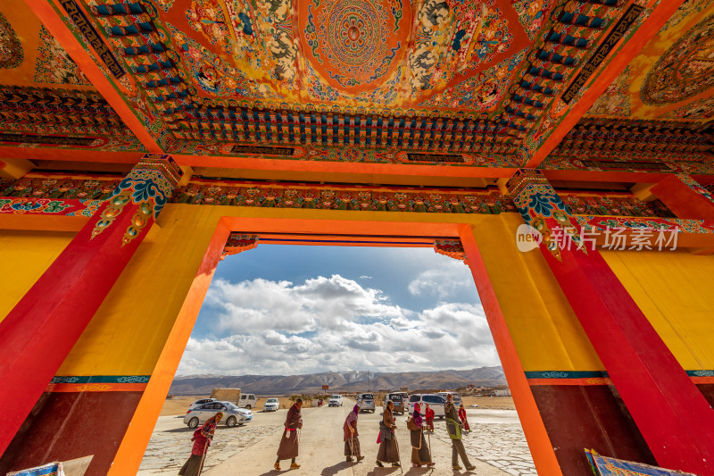 蓝天白云下的阿坝各莫寺寺院建筑