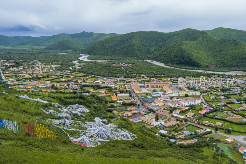 阿坝州红原县川西草原上的藏族村庄全景航拍