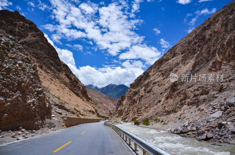 西藏昌都八宿县邦达镇318国道公路峡谷景观