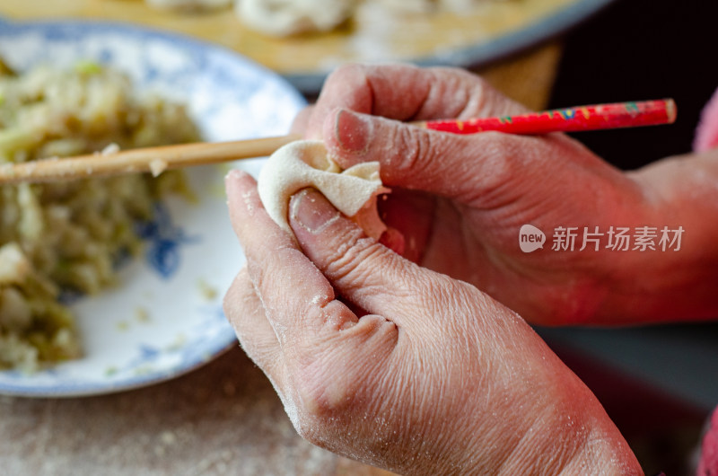 木案边包馄饨手部特写