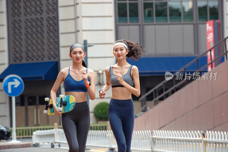 拿着滑板的健康美女