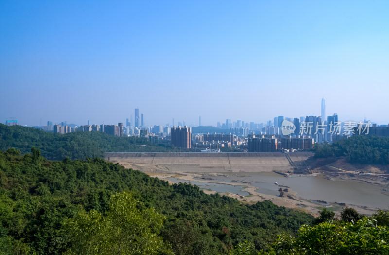 深圳梅林水库山景森林与城市摩天大楼建筑群