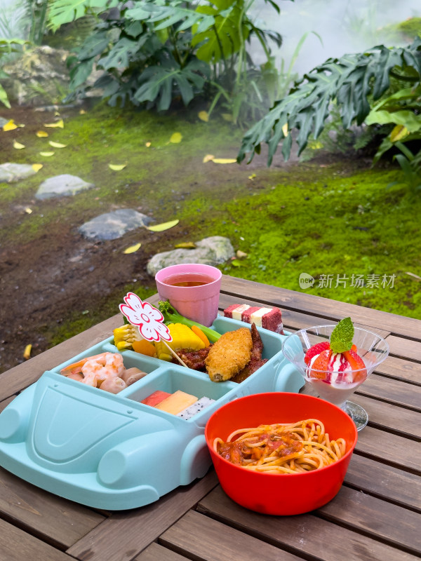 户外桌上食物儿童套餐的特写镜头