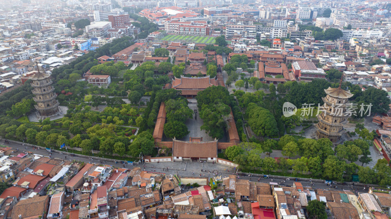 福建泉州古城开元寺双塔航拍