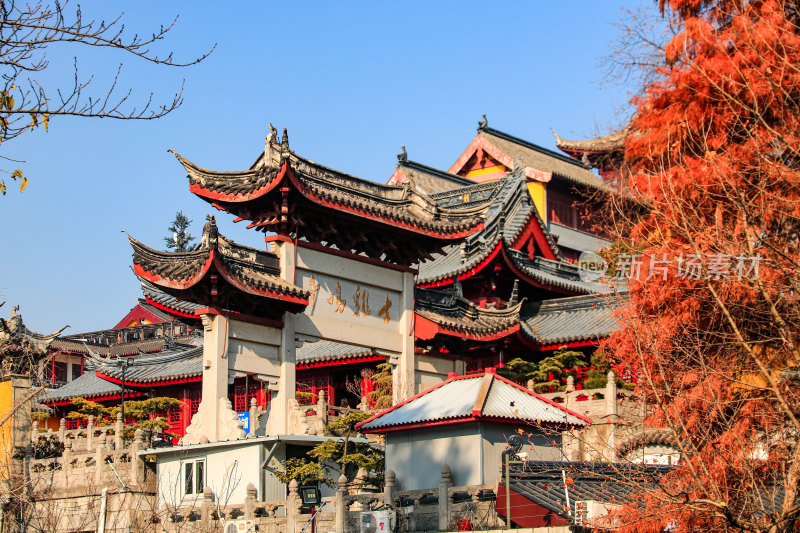 晴朗天空下的南京千年古刹鸡鸣寺