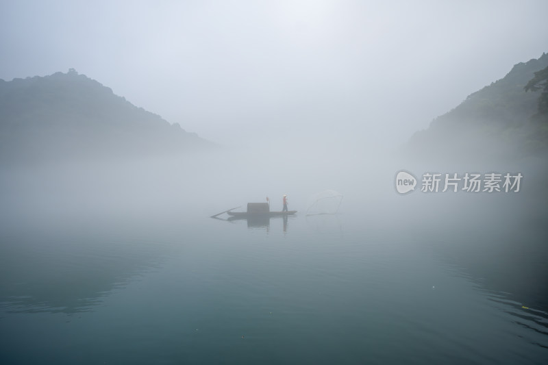 湖南郴州小东江晨雾小船薄雾笼罩下宁静之美