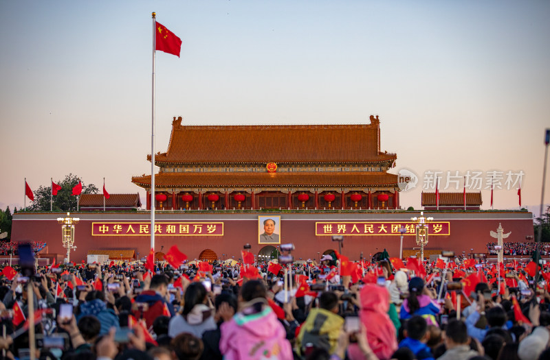 天安门广场前聚集大量人群观看升国旗的场景