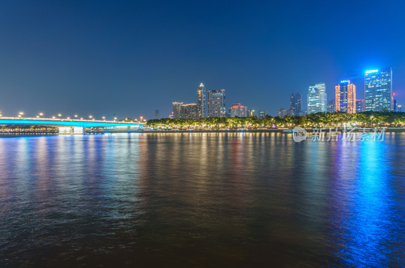 广州珠江广州大桥与城市高楼建筑夜景