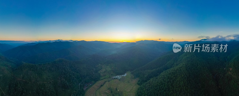 航拍日落时群山对天的景色全景图