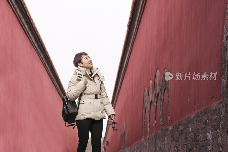 初冬游览北京故宫博物院的亚裔女性