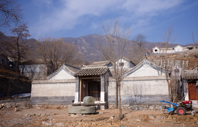 北京门头沟大山里烂尾的旅游村