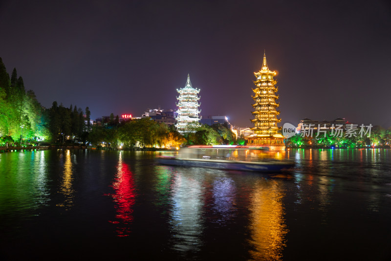 广西桂林日月双塔夜景