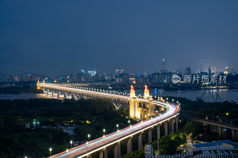 台风天的南京长江大桥与主城区