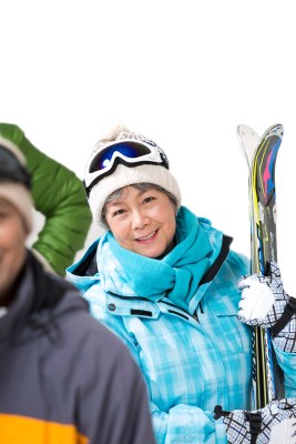 快乐的老年人冬季滑雪