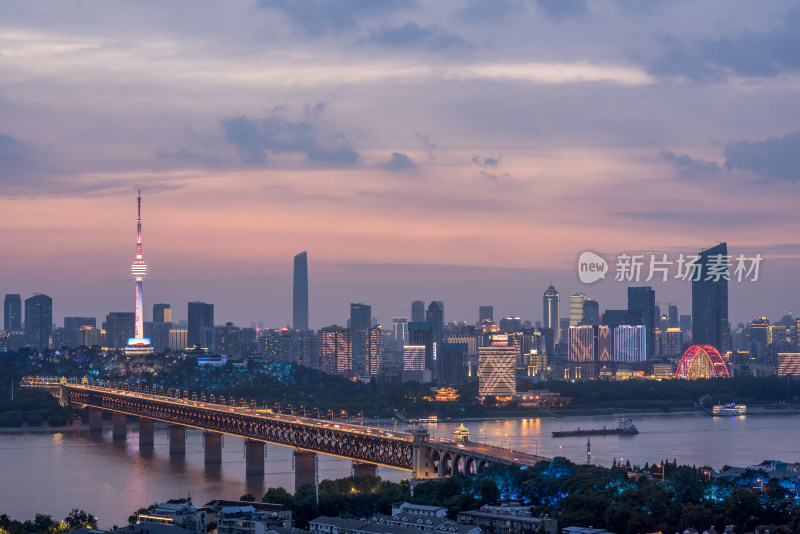 武汉地标长江大桥龟山电视塔灯光秀夜景