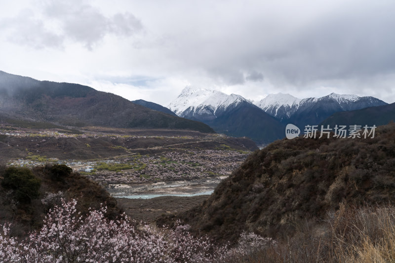 西藏林芝索松村南迦巴瓦峰雪山云海之巅