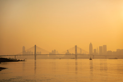 夕阳黄昏下武汉长江二桥钓鱼佬剪影