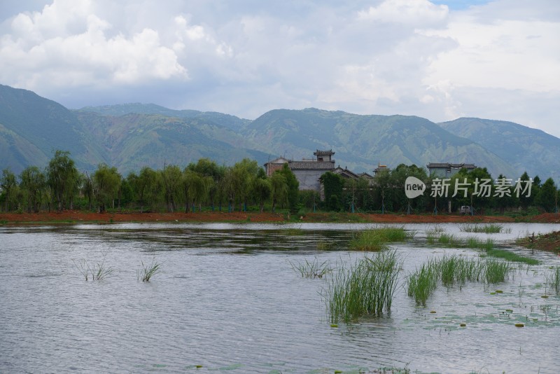 山水间湖边村落景致