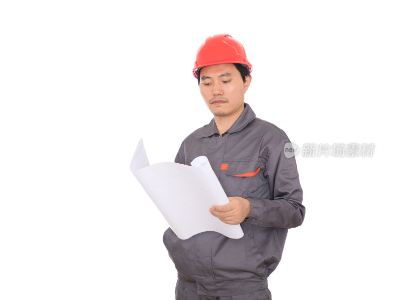 一位头戴红色安全帽的建筑工人手拿图纸