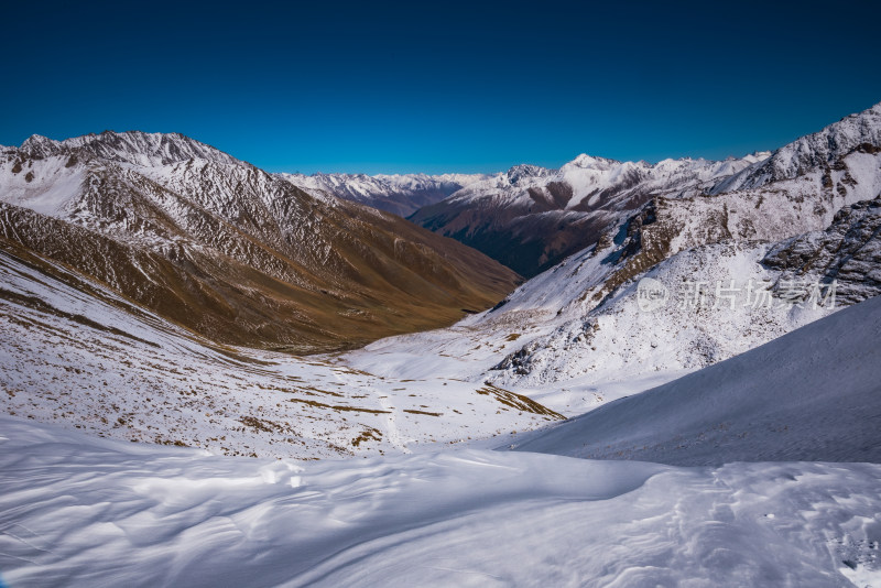 新疆天山山脉雪山山峰山脉