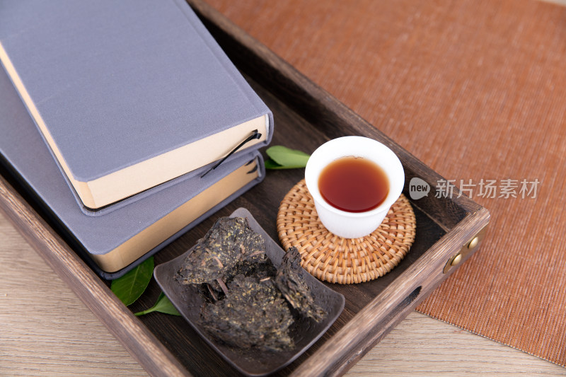 木茶盘里的茯茶茶水和茶叶