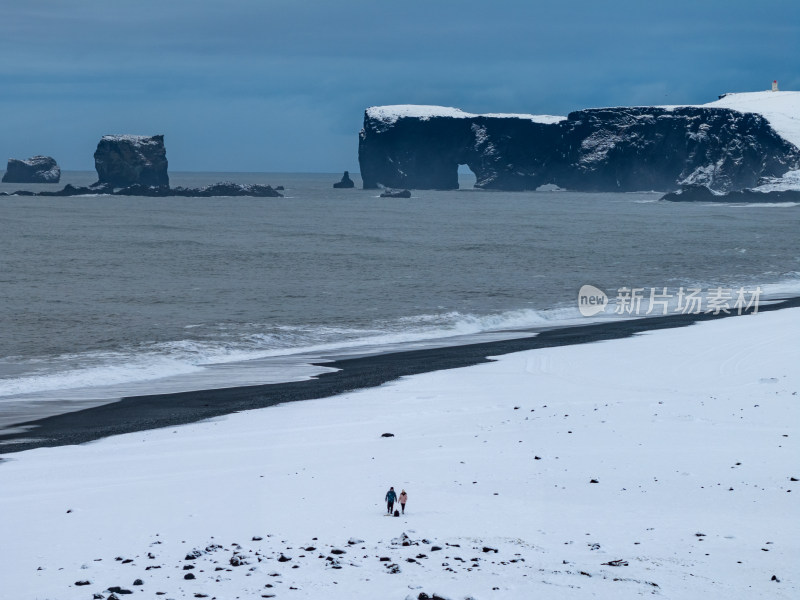 冰岛北极圈维克小镇黑沙滩岩石奇观雪景航拍