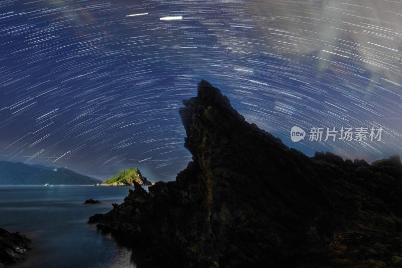 海边岩石星空夜景