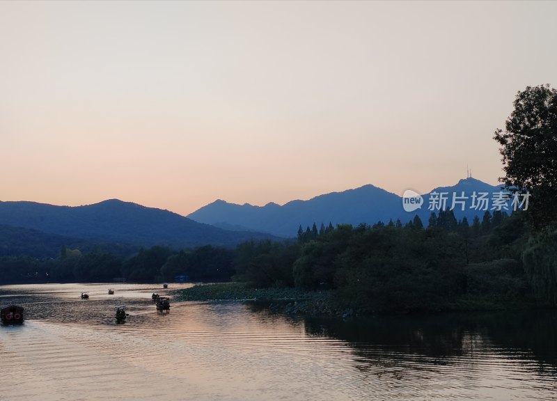 黄昏下湖光山色与小船的自然美景