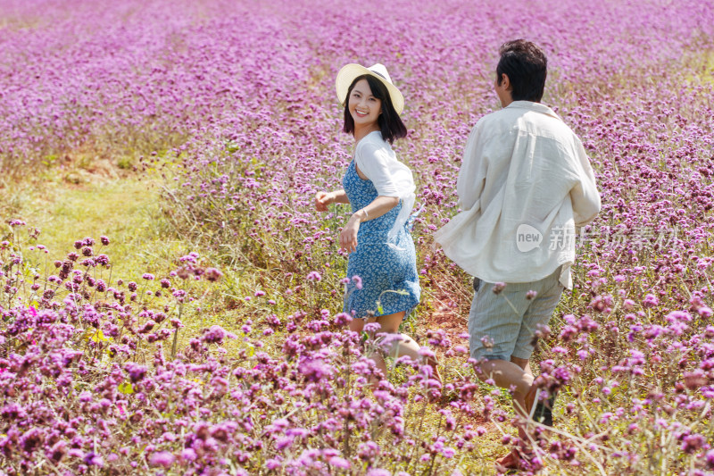 青年夫妇在花海里奔跑