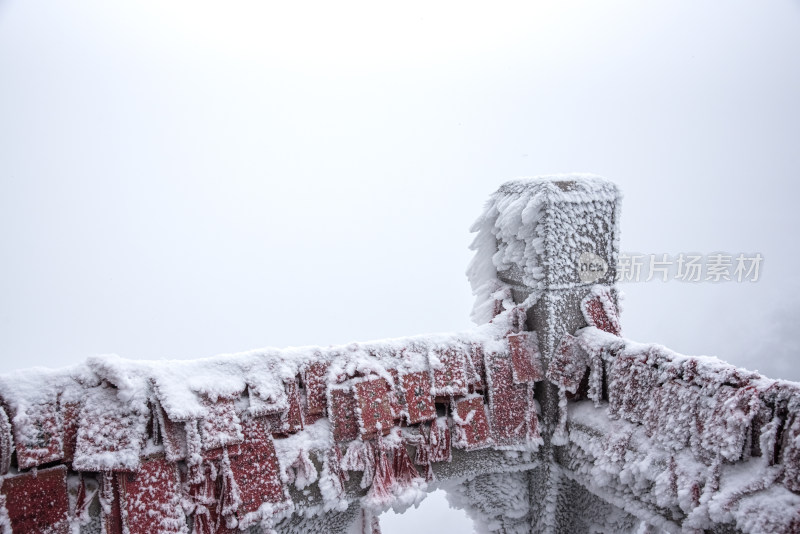 寒冷冬天大雪凝结的栏杆