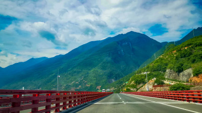 车辆行驶第一视角道路桥梁摄影图