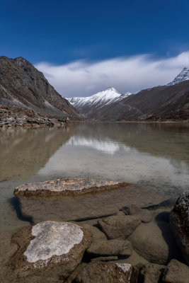 西藏山南洛扎秘境库拉岗日雪山湖泊壮丽景色