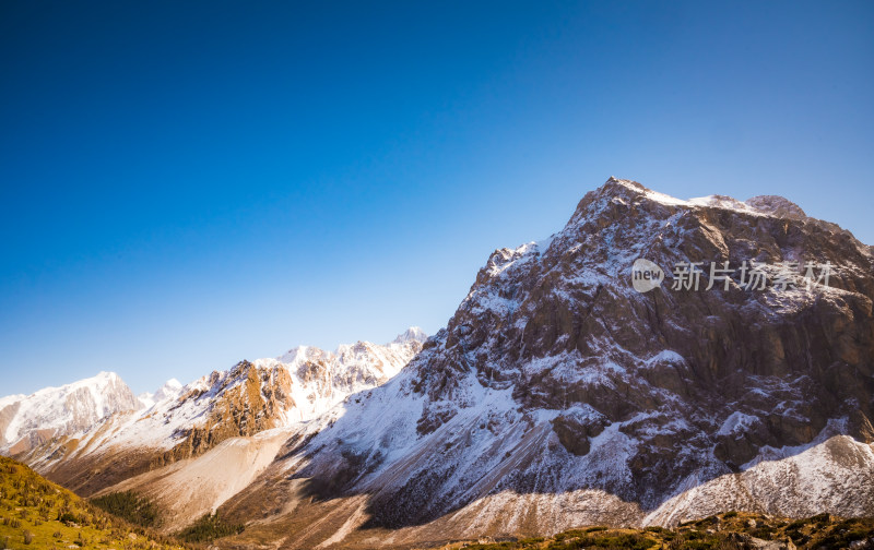 新疆天山山脉宏伟雪山风景