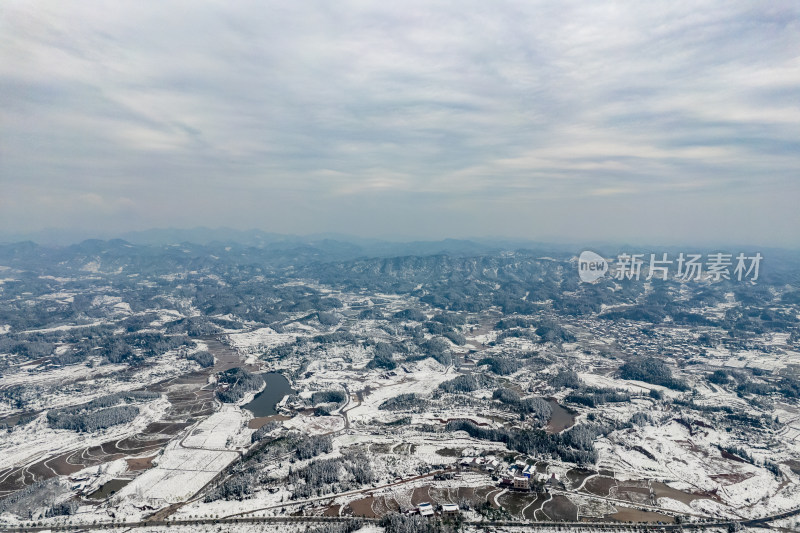 田园乡村冬天雪景航拍图