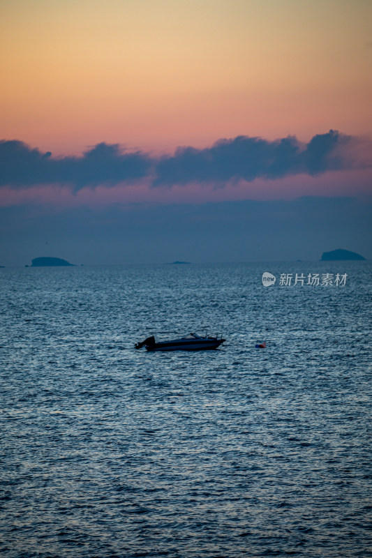 山东烟台东山栈桥海上日出前的朝霞景观