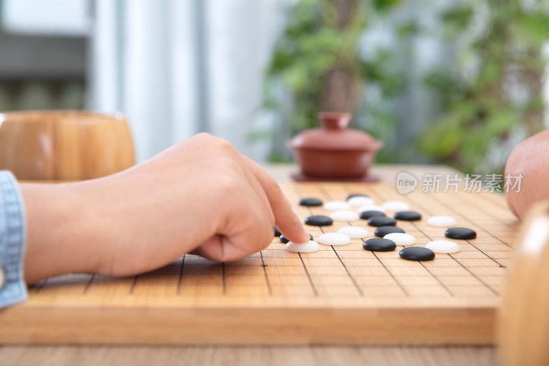 两个人在下中国传统围棋游戏