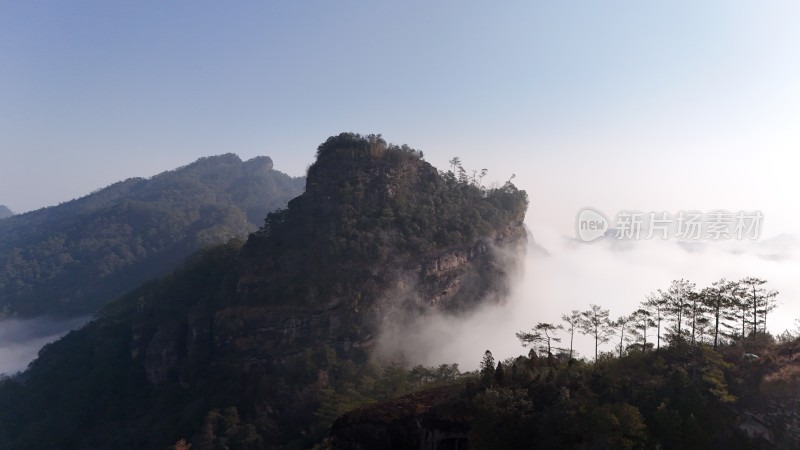 云雾缭绕山间的壮观景象