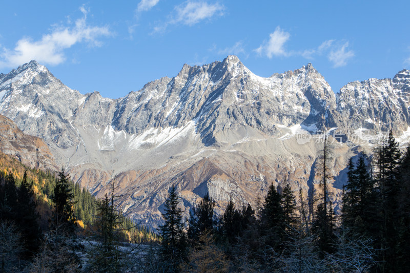 川西四姑娘山双桥沟景区雪山秋色