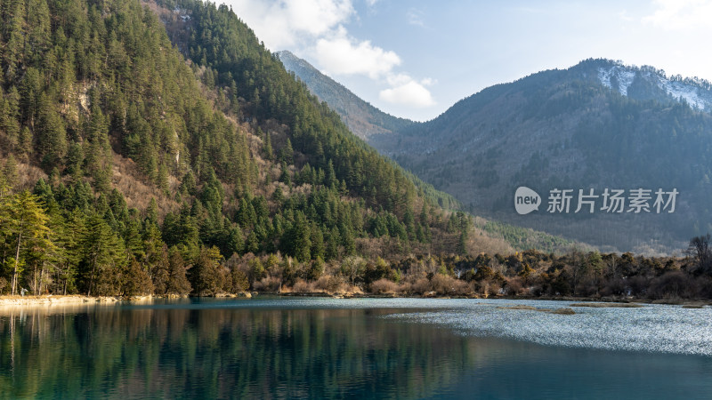 九寨沟山林间清澈湖水的自然景观