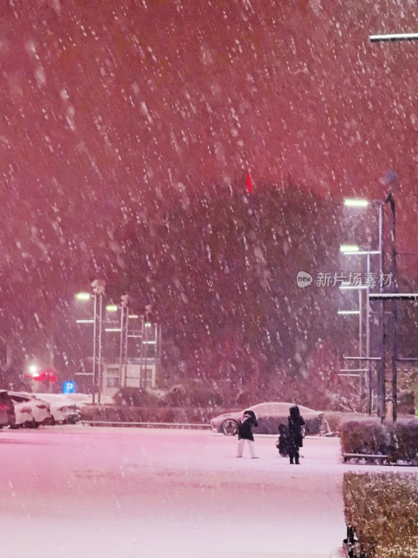 夜晚户外行人雪中漫步场景