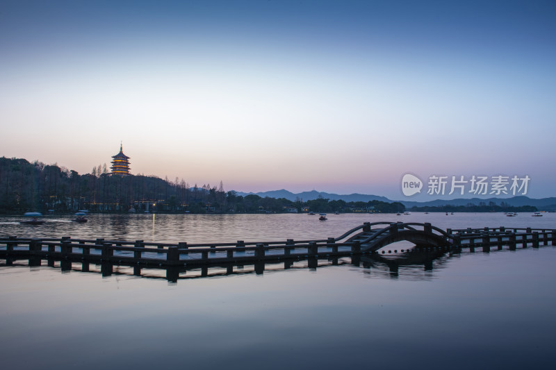 杭州西湖雷锋夕照长桥公园夜景