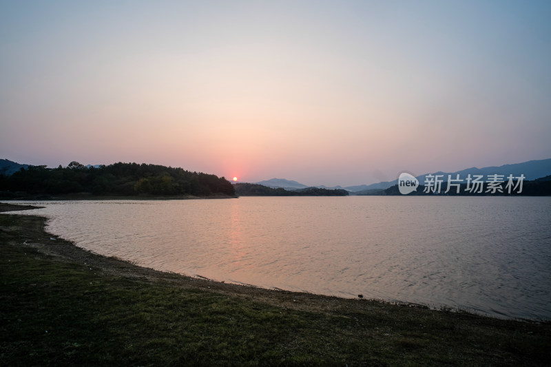 湖泊边的夕阳景致