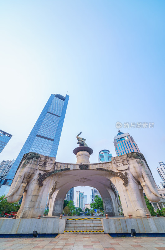 南宁金湖广场五象雕塑与城市中心高楼建筑