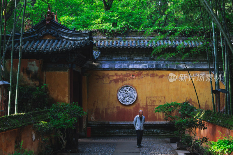 台州国清寺老人行走在中式庭院建筑间