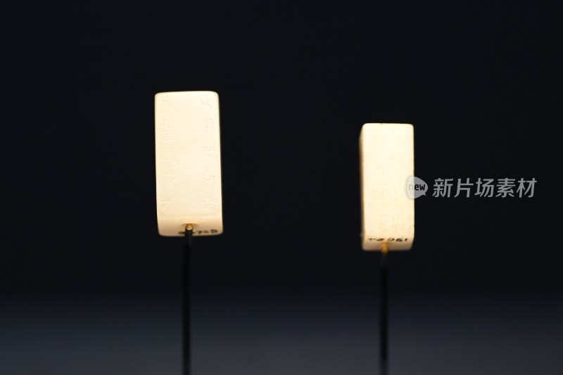 两个白色电子元件特写