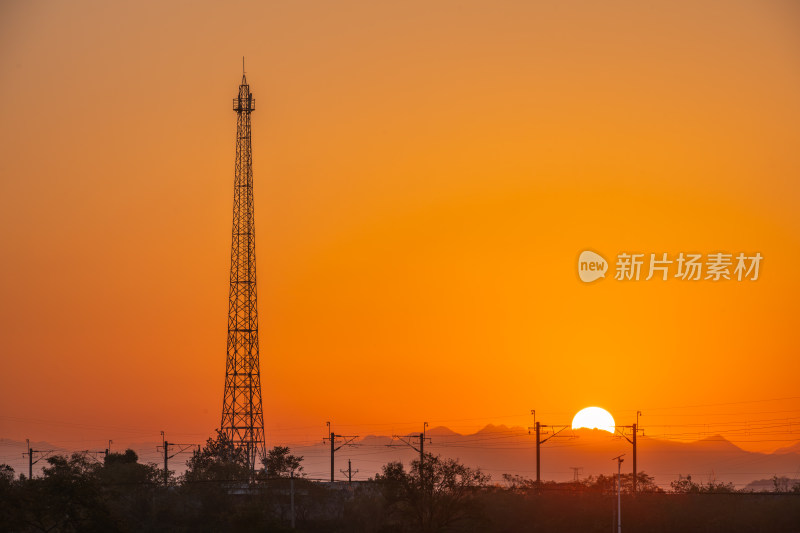 落日下的桂林山边的电气化铁路和铁塔