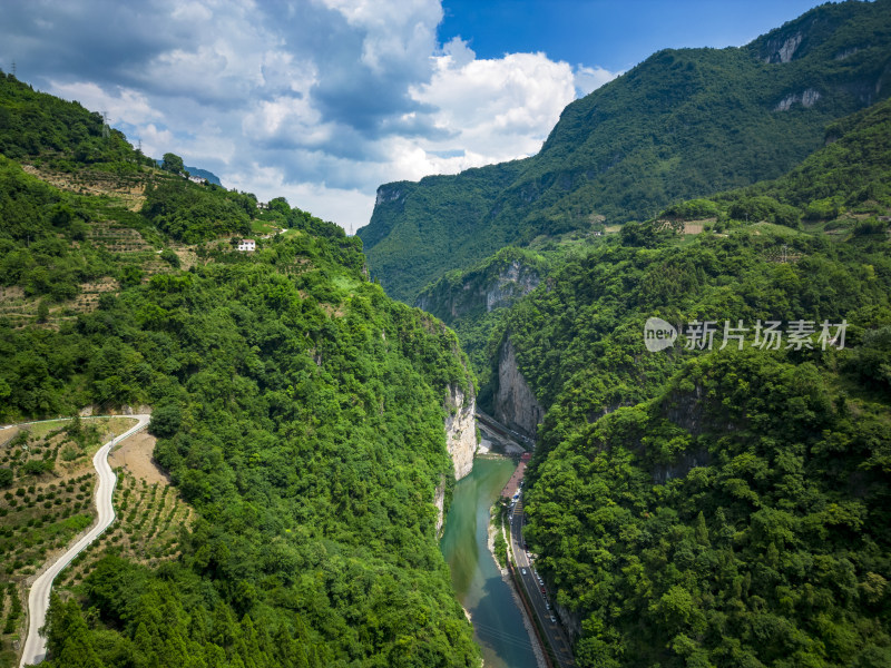 大自然山谷山清水秀航拍摄影图